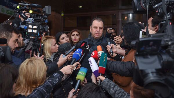 Виген Саркисян ответил на вопросы журналистов после выхода из избирательного участка (9 декабря 2018). Еревaн - Sputnik Армения