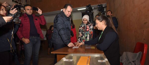 Кандидат в депутаты от РПА Виген Саркисян во время голосования (9 декабря 2018). Еревaн - Sputnik Армения