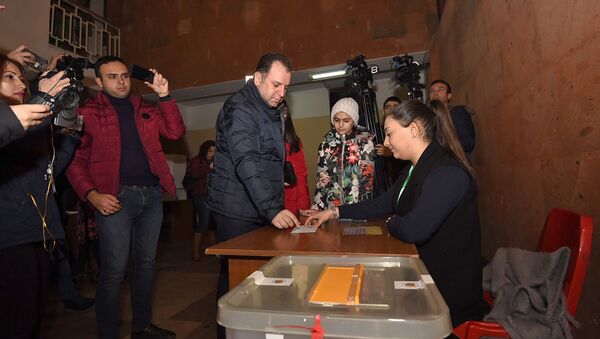Кандидат в депутаты от РПА Виген Саркисян во время голосования (9 декабря 2018). Еревaн - Sputnik Армения