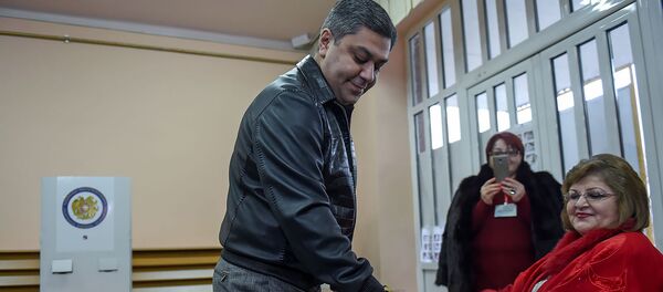 Глава СНБ Армении Артур Ванецян на избирательном участке во время голосования (9 декабря 2018). Еревaн - Sputnik Արմենիա
