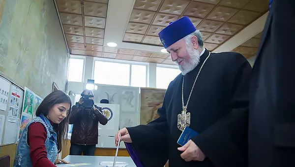 Католикос Гарегин II на избирательном участке во время голосования (9 декабря 2018). Эчмиадзин - Sputnik Армения