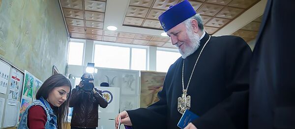 Католикос Гарегин II на избирательном участке во время голосования (9 декабря 2018). Эчмиадзин - Sputnik Армения