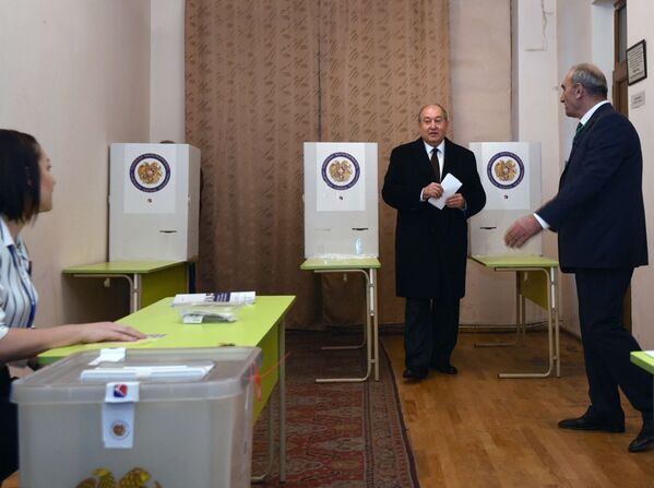 Президент Армен Саркисян на избирательном участке во время голосования (9 декабря 2018). Еревaн - Sputnik Армения
