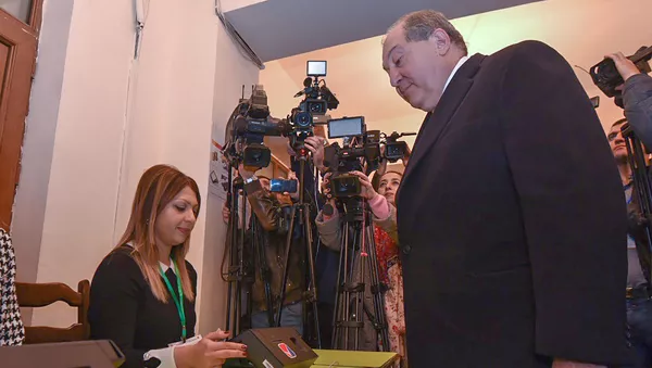 Президент Армен Саркисян на избирательном участке во время голосования (9 декабря 2018). Еревaн - Sputnik Армения