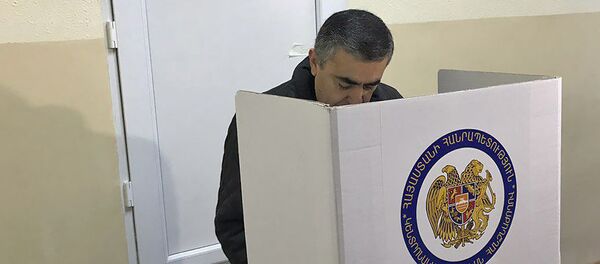 Кандидат в депутаты от партии АРФД Армен Рустамян на избирательном участке во время голосования (9 декабря 2018). Еревaн Кандидат в депутаты от партии АРФД Армен Рустамян на избирательном участке во время голосования (9 декабря 2018). Еревaн - Sputnik Армения