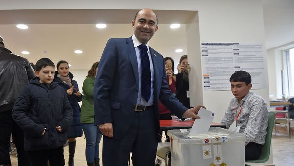 Кандидат в депутаты от партии Просвещенная Армения Эдмон Марукян на избирательном участке во время голосования (9 декабря 2018). Еревaн - Sputnik Արմենիա