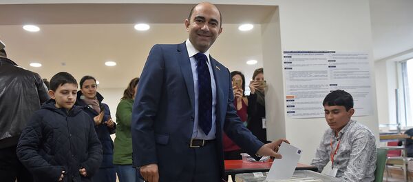 Кандидат в депутаты от партии Просвещенная Армения Эдмон Марукян на избирательном участке во время голосования (9 декабря 2018). Еревaн - Sputnik Արմենիա