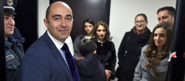 Кандидат в депутаты от партии Просвещенная Армения Эдмон Марукян ответил на вопросы журналистов после выхода из избирательного участка (9 декабря 2018). Еревaн - Sputnik Արմենիա