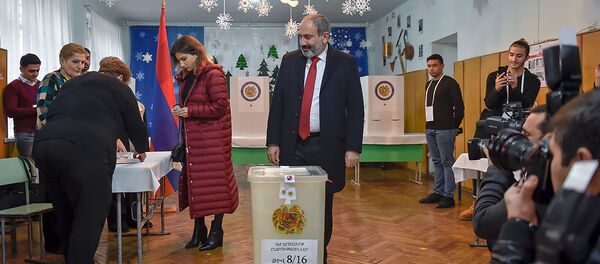 И.о. премьер-министра Никол Пашинян на избирательном участке во время голосования (9 декабря 2018). Еревaн И.о. премьер-министра Никол Пашинян на избирательном участке во время голосования (9 декабря 2018). Еревaн - Sputnik Армения