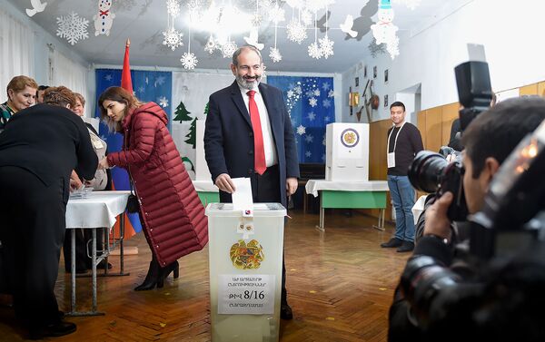И.о. премьер-министра Никол Пашинян на избирательном участке во время голосования (9 декабря 2018). Еревaн - Sputnik Армения