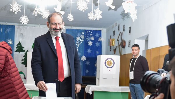 И.о. премьер-министра Никол Пашинян на избирательном участке во время голосования (9 декабря 2018). Еревaн - Sputnik Армения