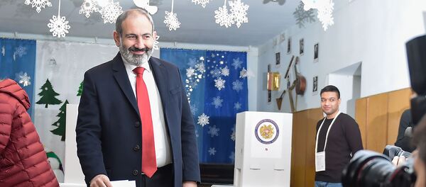 И.о. премьер-министра Никол Пашинян на избирательном участке во время голосования (9 декабря 2018). Еревaн И.о. премьер-министра Никол Пашинян на избирательном участке во время голосования (9 декабря 2018). Еревaн - Sputnik Արմենիա