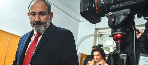 И.о. премьер-министра Никол Пашинян на избирательном участке во время голосования (9 декабря 2018). Еревaн И.о. премьер-министра Никол Пашинян на избирательном участке во время голосования (9 декабря 2018). Еревaн - Sputnik Արմենիա
