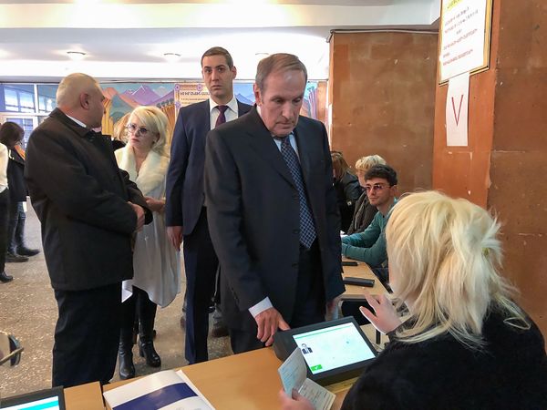 Լևոն Տեր–Պետրոսյանը գնացել է քվեարկության. լուսանկարներ և տեսանյութ - Sputnik Արմենիա