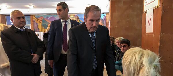 Первый президент Армении Левон Тер-Петросян на избирательном участке во время голосования (9 декабря 2018). Еревaн - Sputnik Армения