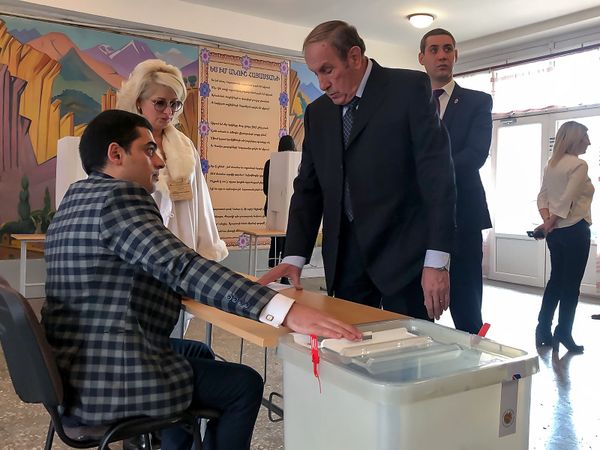 Լևոն Տեր–Պետրոսյանը գնացել է քվեարկության. լուսանկարներ և տեսանյութ - Sputnik Արմենիա