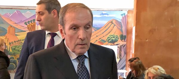 Первый президент Армении Левон Тер-Петросян на избирательном участке во время голосования (9 декабря 2018). Еревaн - Sputnik Армения