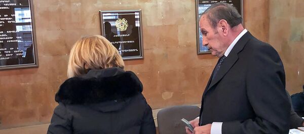 Первый президент Армении Левон Тер-Петросян на избирательном участке во время голосования (9 декабря 2018). Еревaн Первый президент Армении Левон Тер-Петросян на избирательном участке во время голосования (9 декабря 2018). Еревaн - Sputnik Արմենիա