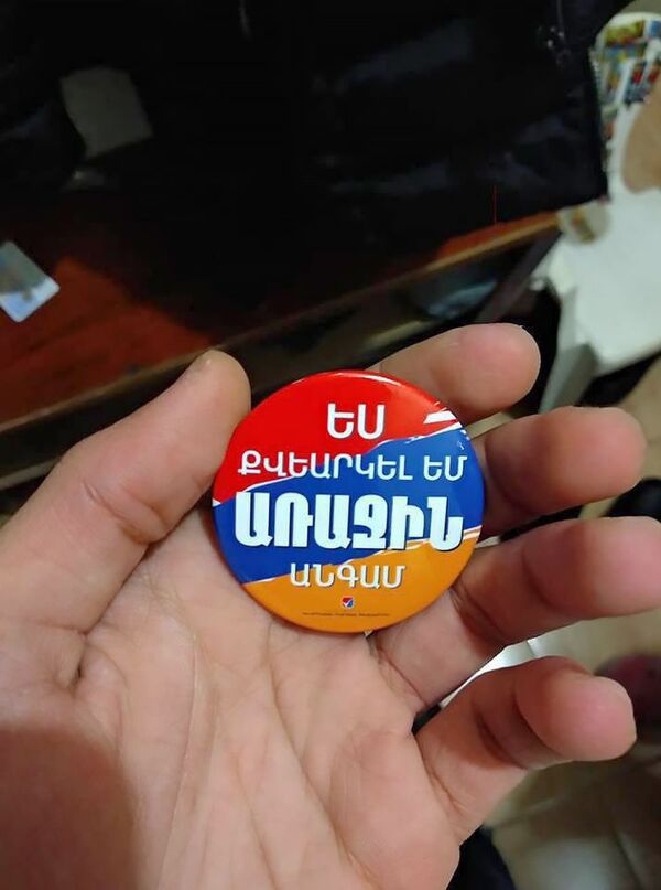 Я впервые проголосовал - достигшим совершеннолетия молодым избирателям дарят значки Я впервые проголосовал - достигшим совершеннолетия молодым избирателям дарят значки - Sputnik Армения