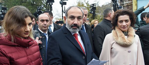 И.о. премьер-министра Никол Пашинян с семьей после досрочных выборов в Национальное собрание (9 декабря 2018). Еревaн - Sputnik Արմենիա