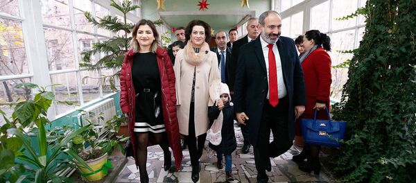 И.о. премьер-министра Никол Пашинян с семьей во время досрочных выборов в Национальное собрание (9 декабря 2018). Еревaн - Sputnik Արմենիա