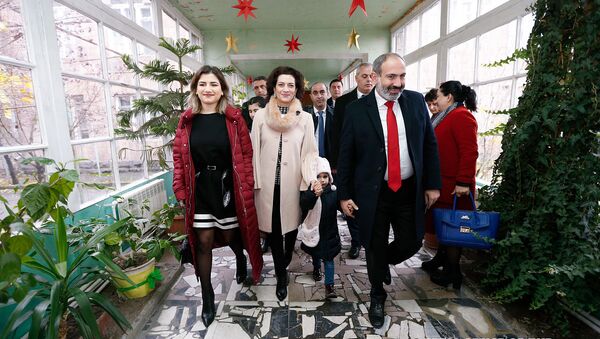 И.о. премьер-министра Никол Пашинян с семьей во время досрочных выборов в Национальное собрание (9 декабря 2018). Еревaн - Sputnik Армения