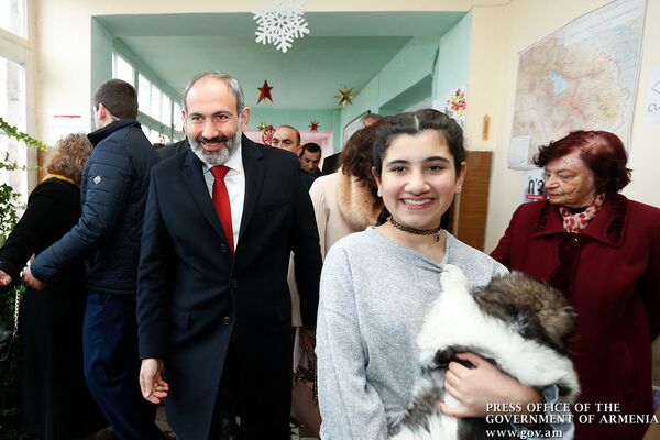 И.о. премьер-министра Никол Пашинян с семьей во время досрочных выборов в Национальное собрание (9 декабря 2018). Еревaн - Sputnik Армения