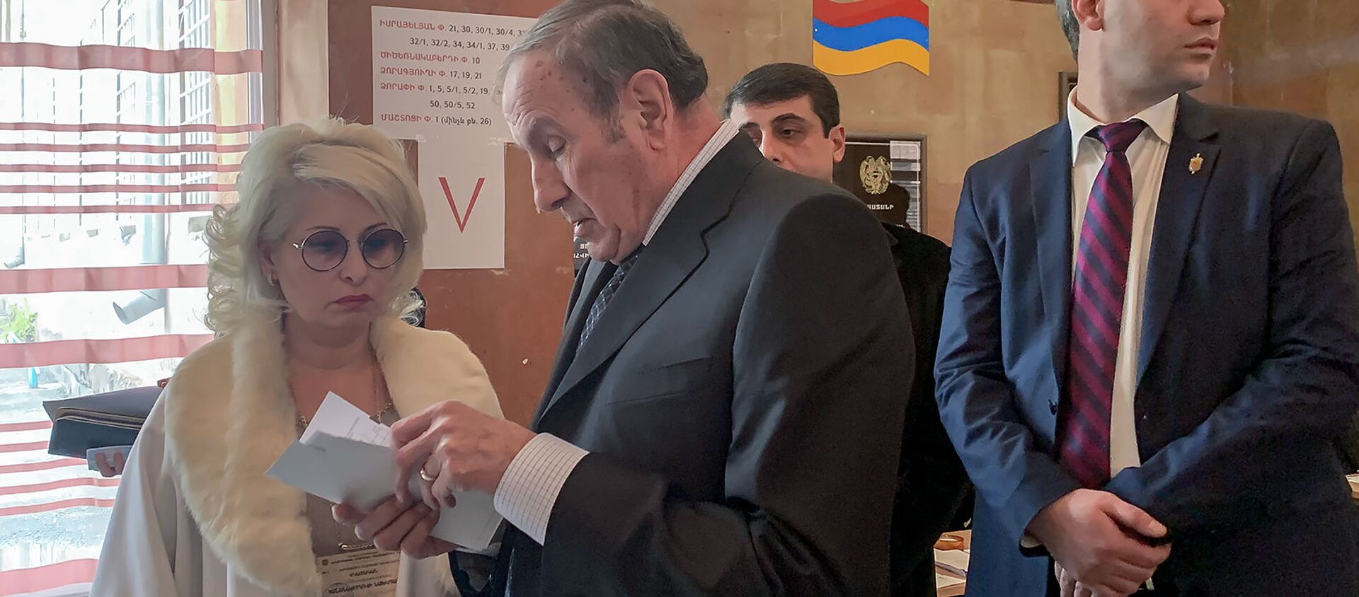 Первый президент Армении Левон Тер-Петросян на избирательном участке во время голосования (9 декабря 2018). Еревaн - Sputnik Армения, 1920, 18.03.2021