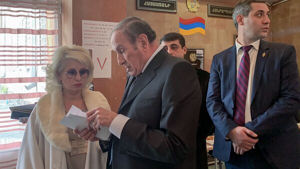 Первый президент Армении Левон Тер-Петросян на избирательном участке во время голосования (9 декабря 2018). Еревaн - Sputnik Արմենիա