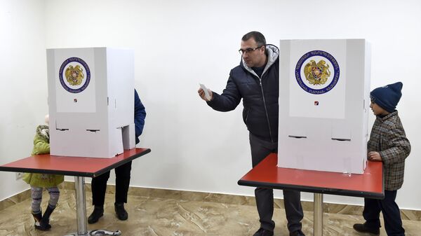 Люди на избирательном участке во время голосования (9 декабря 2018). Еревaн - Sputnik Армения