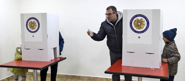 Люди на избирательном участке во время голосования (9 декабря 2018). Еревaн - Sputnik Армения