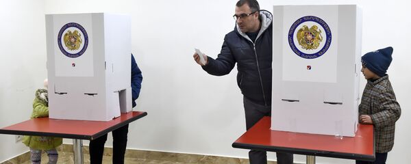 Люди на избирательном участке во время голосования (9 декабря 2018). Еревaн Люди на избирательном участке во время голосования (9 декабря 2018). Еревaн - Sputnik Армения