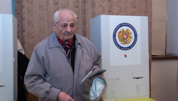 Люди на избирательном участке во время голосования (9 декабря 2018). Еревaн - Sputnik Արմենիա