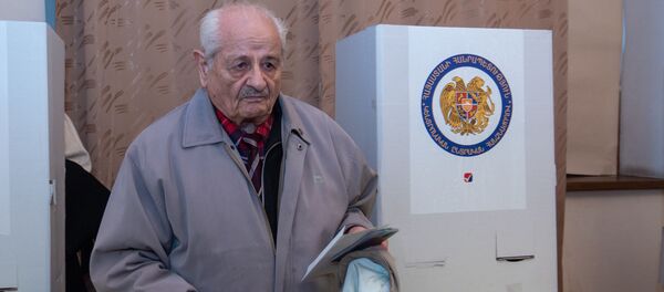 Люди на избирательном участке во время голосования (9 декабря 2018). Еревaн - Sputnik Армения