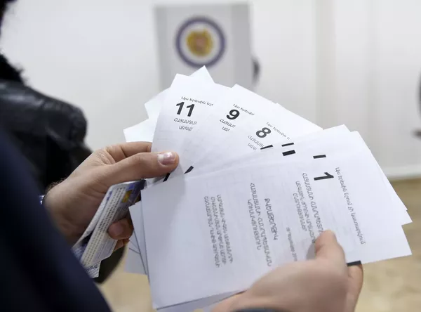 Вранье все, Галуст, только тебя: как избиратели в Армении глумились над бюллетенями Вранье все, Галуст, только тебя: как избиратели в Армении глумились над бюллетенями - Sputnik Армения