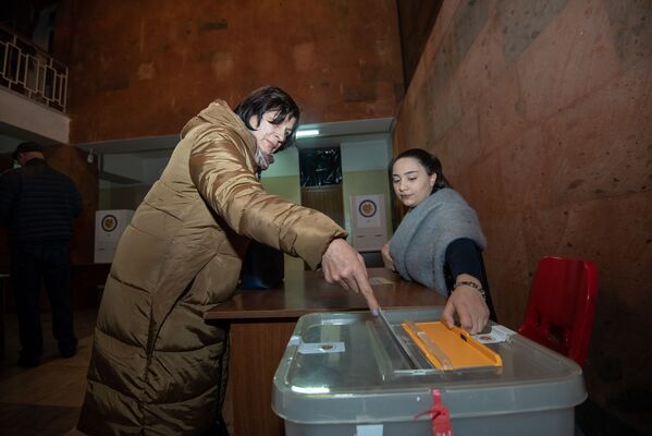 Քվեարկում են քաղաքացիները - Sputnik Արմենիա