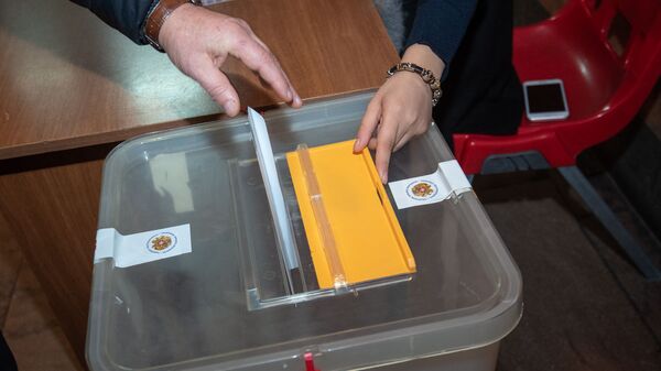 Урна на избирательном участке - Sputnik Արմենիա