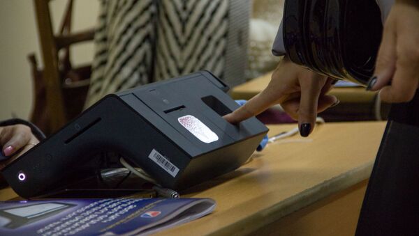 Сканер отпечатков пальцев на избирательном участке - Sputnik Армения