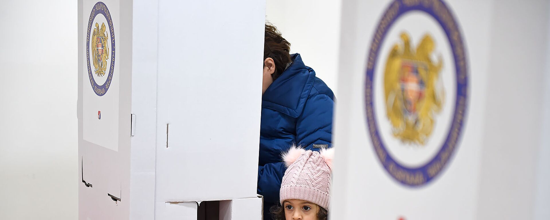 Люди на избирательном участке во время голосования (9 декабря 2018). Еревaн - Sputnik Արմենիա, 1920, 16.06.2021