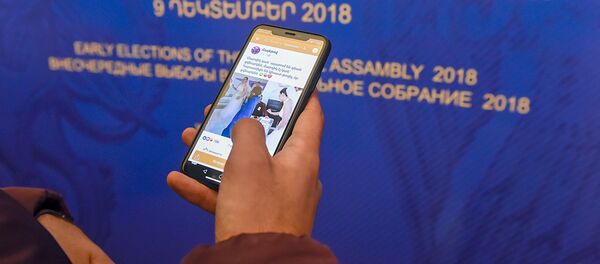 Пользователь социальной сети Facebook в ЦИК-е Пользователь социальной сети Facebook в ЦИК-е - Sputnik Армения