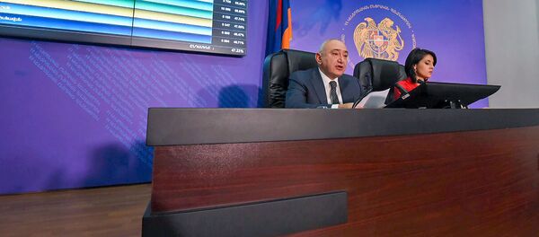 Председатель ЦИК Тигран Мукучян в день внеочередных выборов в НС РА (9 декабря 2018). Еревaн Председатель ЦИК Тигран Мукучян в день внеочередных выборов в НС РА (9 декабря 2018). Еревaн - Sputnik Армения