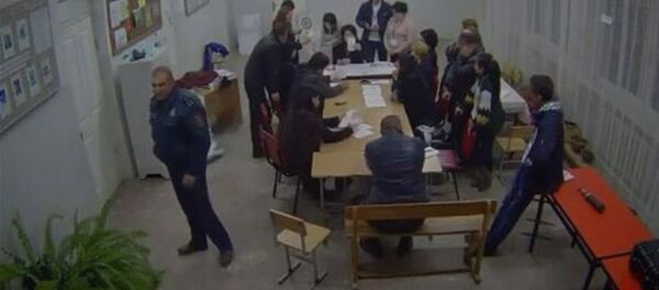 I love you baby: Полицейский признался в любви через камеру наблюдения - Sputnik Армения