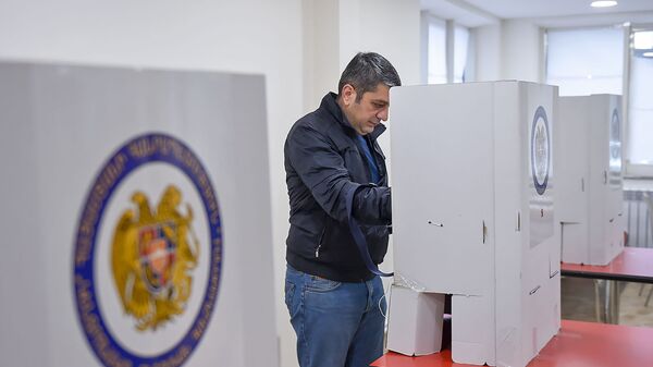 Избиратель на участке  - Sputnik Армения