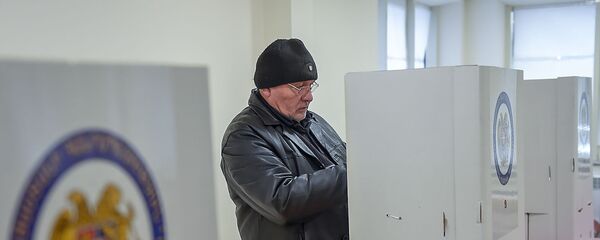 Избиратель на участке во время голосования (9 декабря 2018). Еревaн Избиратель на участке во время голосования (9 декабря 2018). Еревaн - Sputnik Արմենիա