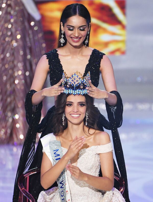 Мисс Мексика Ванесса Понс де Леон принимает корону из рук Мисс Мира-2017 Мануши Чхиллар в финале конкурса Мисс Мира-2018 в Китае - Sputnik Армения