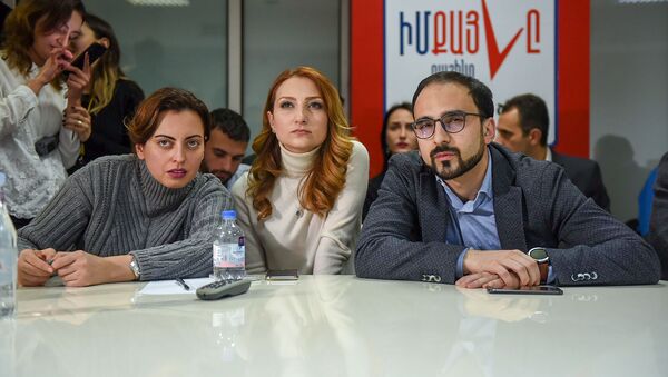 Кандидаты от блока Мой Шаг следят за онлайн трансляцией подсчета голосов досрочных выборов в НС РА (9 декабря 2018). Еревaн - Sputnik Армения