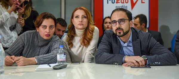 Кандидаты от блока Мой Шаг следят за онлайн трансляцией подсчета голосов досрочных выборов в НС РА (9 декабря 2018). Еревaн - Sputnik Արմենիա