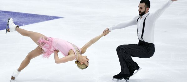 Эшли Кейн и Тимоти Ледук (США) выступают в короткой программе парного катания V этапа Гран-при по фигурному катанию (16 ноября 2018). Москвa - Sputnik Армения