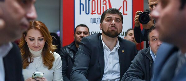Кандидаты от блока Мой Шаг следят за онлайн трансляцией подсчета голосов досрочных выборов в НС РА (9 декабря 2018). Еревaн - Sputnik Армения