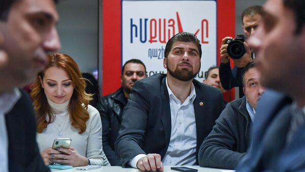 Кандидаты от блока Мой Шаг следят за онлайн трансляцией подсчета голосов досрочных выборов в НС РА (9 декабря 2018). Еревaн - Sputnik Армения